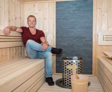 Fabian Hambüchen baut eine Sauna in sein Haus.