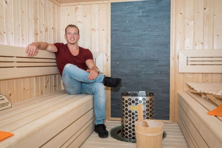 Fabian Hambüchen baut eine Sauna in sein Haus.