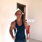 Olympiasieger Fabian Hambüchen bei den Malerarbeiten seines Hauses