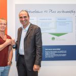 Fabian Hambüchen mit Josef Haas bei der Bilanz seines Hausbaus